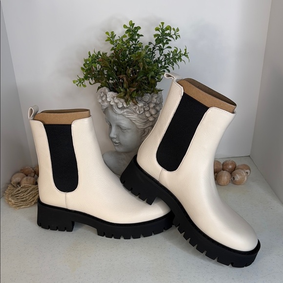 MICHAEL MICHAEL KORS
ASHER LEATHER ANKLE BOOT Cream/ Sz 9 - Picture 3 of 11